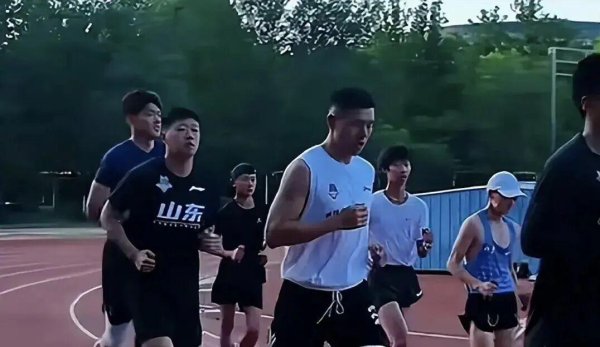 炒股配资178论坛网 CBA男篮动态速递！山东男篮追求范子铭，杜锋活动连轴转，胡明轩积极康复，杜锋儿子入选NBA训练营